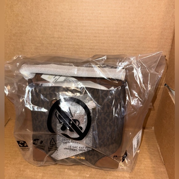 Michael Kors Mercer Small Logo Bucket Bag - Picture 7 of 7